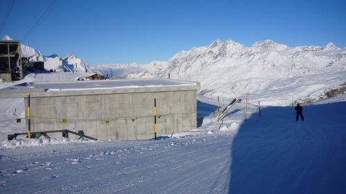 Nochmals die seltsame Kunstschnee-Anlage für den Sommer
