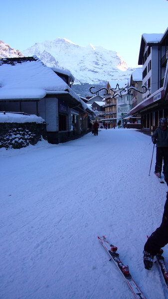 Dorfstrasse Wengen, nicht gekiest: Mit den Skis bis zum Schliessfach!
