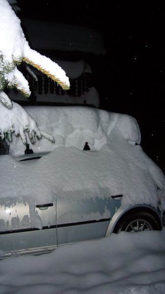Ankunft in der Nacht auf den 13. Dezember: Sedrun tief verschneit - die Südstaulage brachte hier immens viel Schnee
