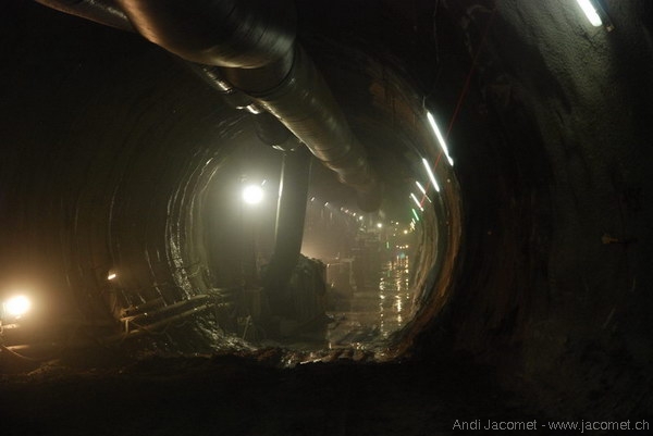 Vorne ist der Tunneldurchmesser grösser als ein paar Meter weiter hinten; der Berg drückt dermassen, dass sich die Spezialverstrebungen rund 3m im Durchmesser zusammenziehen. Erst dann wird Spritzbeton angebracht.
