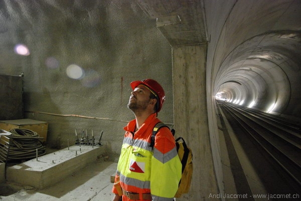 Der Galeriebetreiber in der Porta Alpina (links eine der dafür wohl vergeblich ausgehöhlten Kavernen, rechts ein Stück der hier fast fertig ausgebauten Oströhre des Gotthard-Basistunnels)
