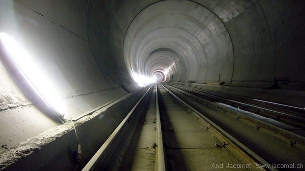 Der längste Tunnel der Welt - an dieser Stelle passieren die Züge dereinst mit über 200 km/h... hier werde ich frühestens in 8 Jahren wieder sein
