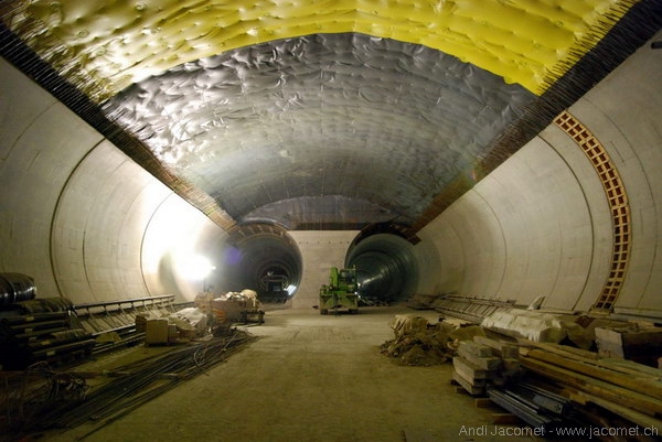Eine von zwei Tunnel-Wechselanlagen: Unterhalb Sedrun können die Züge in der Mitte des 57km langen Tunnels von einer Röhre in die andere wechseln
