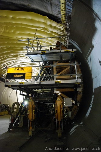 Der fertige Tunnel entsteht: Nach Spritzbeton und Dichtungsfolien kommt die letzte Schicht Spezialbeton drauf
