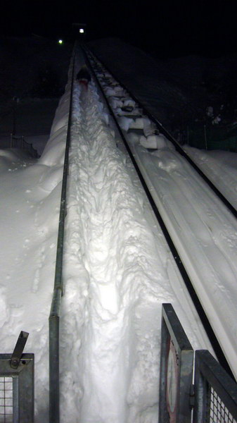 Wieder an der Oberfäche, vollgepackt mit vielen Eindrücken - oben an der Standseilbahn hat jemand vergessen, die Türe zu schliessen, also muss jemand durch den Tiefschnee waten, um den Lift runter zu holen...
