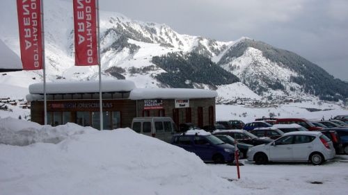 Der neue Sportshop von Curschellas Sport bei der Talstation Dieni (Sport Alpina von Otmar Candinas in der Disco oben gibts immer noch)
