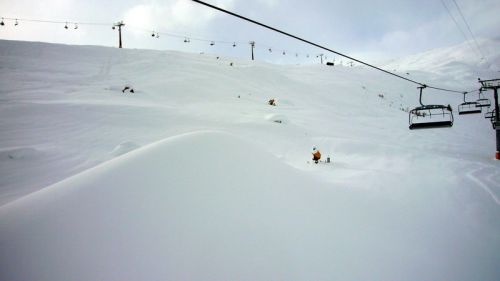 Immense Kunstschnee-Haufen
