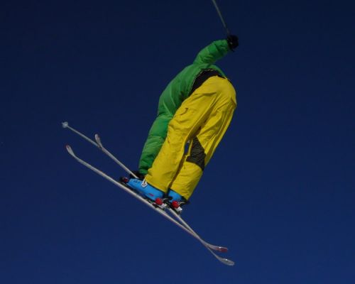 Snowpark Tegia Gronda - [url=http://www.jacomet.ch/themen/skilift/album/thumbnails.php?album=208]mehr Jump-Fotos hier[/url]
