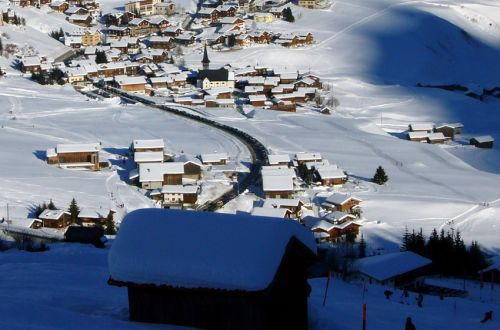 2. Januar 2009: Unglaubliche Menschenmassen... die parkierten Autos stauten sich bis Rueras
