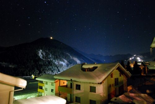 3. Januar 2009 - Mitternacht mit Sternenhimmel in Sedrun, Blick Richtung Tgom/Badus
