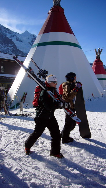 Abfahrtsskis werden zum Start gebracht
