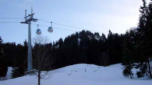 Gondelbahnmast mir GSM-Antennen
