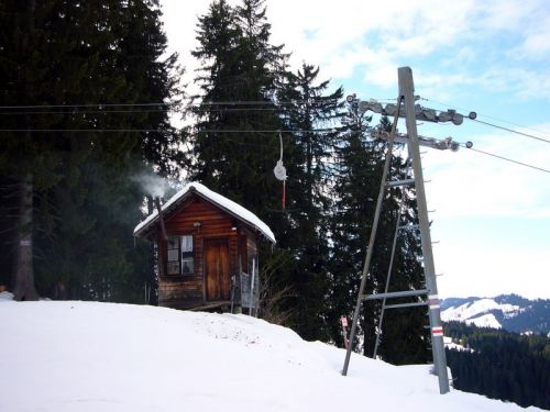 Bergstation mit rauchendem Kamin

