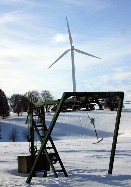 Spannende Sommerbilder dieser und anderer Anlagen im Jura [url=http://seilbahn.tk.111.com/jura2004.htm]gibts übrigens hier[/url]
