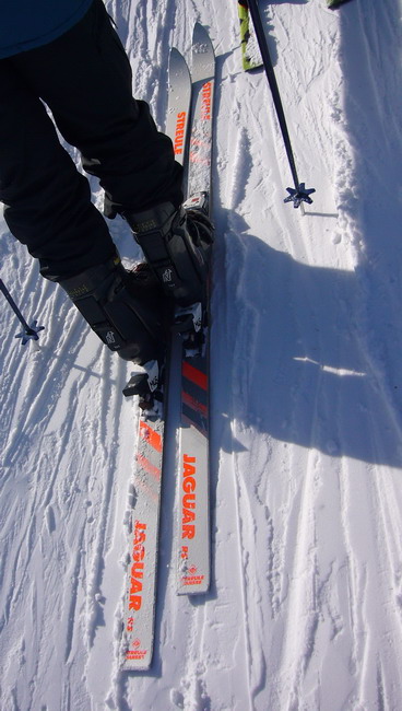 Auch hier wieder: Antik-Skis aus den früher 1990ern
