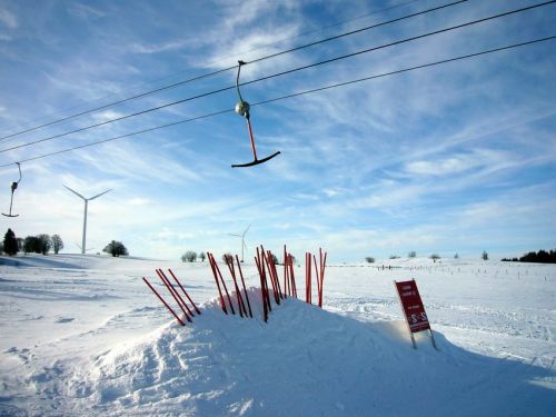 Der alte Skilift (Baujahr 1971) neben den modernen Stromerzeugern - gibts sonst wohl so nirgends
