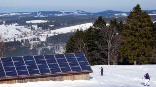 Blick über Solardach und Plateaujura in die Vogesen
