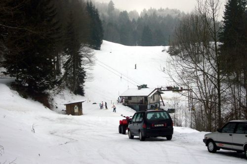 Parkplatz bei der Talstation des Skiliftes auf rund 900m
