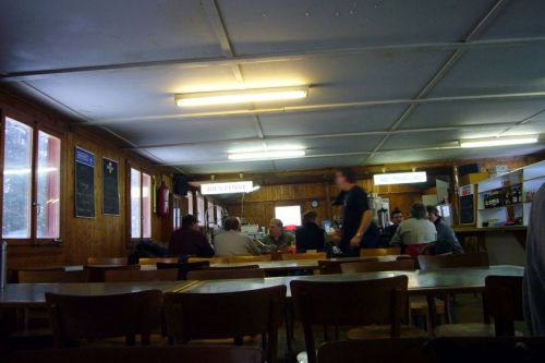 In der Pistenbeiz: Pommes-Frites-Fett vermischt sich mit Zigarettenrauch, dazu Schülergejohle... echt authentisch!
