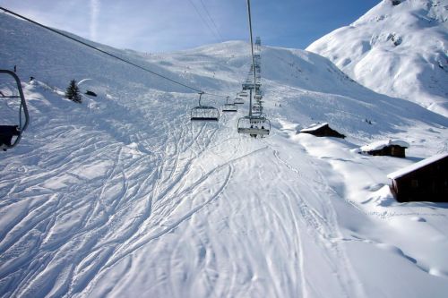 Leider führt hier keine Piste mehr durch - schade! Schnee hätts ja nun genug... die einzige Piste führt nun hinter den Mulinatsch-Ställen durch
