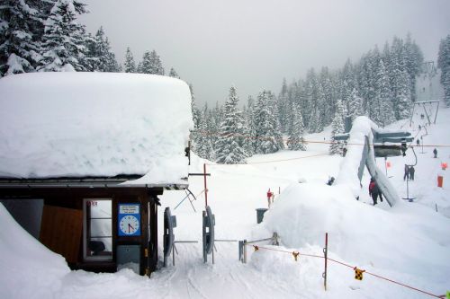 Extrem viel Schnee am Tschuggenlift, leider hockt hier auch der Nebel
