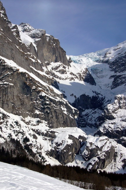 Wer findet die Bergstation des Wetterhorn-Aufzugs?
