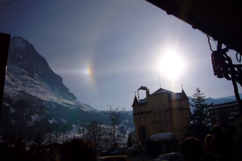 Noch nen Kaffee an der Sonne und um 17.19 Uhr zurück nach Bern - zwei sensationelle Frühlingsskitage!
