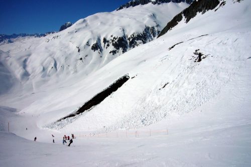 Wie üblich... letzte Woche brachen im Val da Stiarls an den warmen Tagen Schneebretter aus
