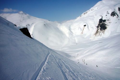 In den am Morgen hart gefrorenen Steilhängen im Val da Stiarls
