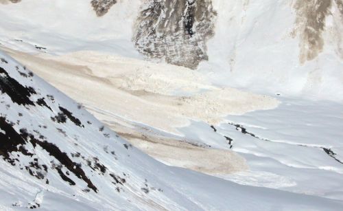 Eine zweite mächtige Lawine donnerte vor unseren Augen von zuoberst am Crispalt Pign  hinunter und füllte das Val Giuv tüchtig auf
