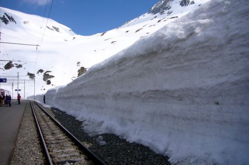 Meterhoch liegt der Schnee auf dem Oberalppass
