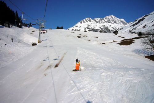 Die Talabfahrt bekommt langsam braune Flecken... verglichen mit anderen Jahren aber geniale Verhältnisse für diese Jahreszeit!
