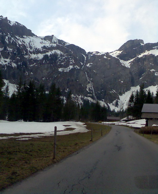 Ein kleines Strässchen führt zu den Engstligenalp-Gondelbahnen
