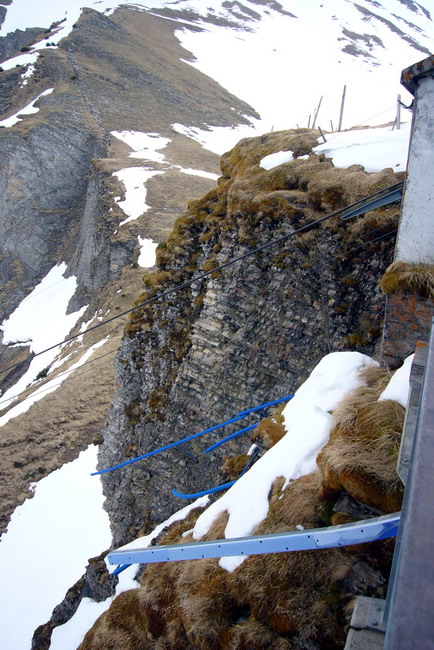 Drüben die Bergstation der kleinen Seilbahn von 1937
