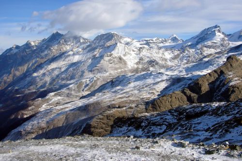 Blick in die anderen Gebiete, wo schon tüchtig Schnee produziert wurde

