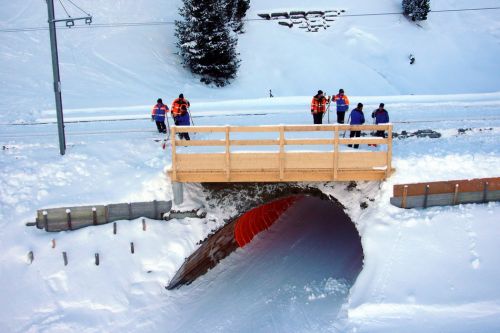 Ja, tut was... der zu enge Skitunnel Salzegg
