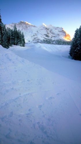 Langen Treien mit Schneehaufen und Jungfrau
