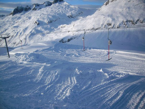 Vor der Eröffnung muss hier oben jeweils tüchtig Schnee herumgeschoben werden: Calmut, 5. Dezember 2009 (Foto: Baseli)
