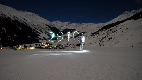 Happy 2010 allerseits! (30 Sekunden Belichtungszeit bei Fast-Vollmond, mit Badus & Milez im Hintergrund)

