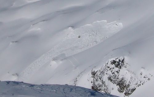 Das von zwei Personen ausgelöste Schneebrett vom Calmut aus - ein mächtiger Abbruch! Da lag einiges an Triebschnee drin. Wenn man da nach einer Nordwestwindlage reingeht, kann das schon mal losgehen... Nur so... [url=http://www.slf.ch/lawineninfo/zusatzinfos/Archiv/lwdarchiv/2010/nb/de/html/20100102_nb_de_bw.html]würde auch so ähnlich im Lawinenbulletin stehen[/url], aber das hatten die wohl nicht gelesen.
