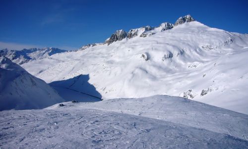 In dieses Gebiet kommt dann mal die Sesselbahn-Verbindung Sedrun-Andermatt hin ([url=http://www.bspag.ch/load.php?download=1257840024-Bergbahnen_Sedrun_9.10.2009.pdf]siehe Pläne in diesem PDF[/url], Seite 11)
