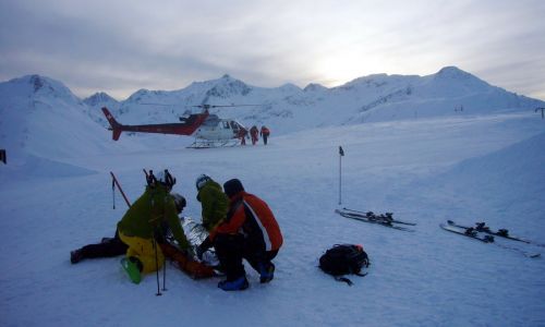 Da musste der Erzeuger nochmals ran... ein junger Skifahrer stürzte nach einer Schanze im Snowpark, wir guckten, dass es ihm bis zum Eintreffen des Molliser Helis gut ging
