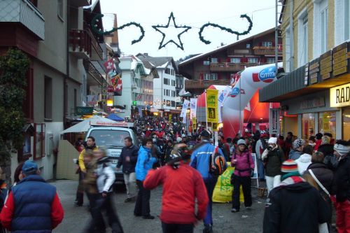 Am Rennweekend sieht man kaum einen nicht Betrunkenen um diese Zeit: Chaos in der Dorfstrasse
