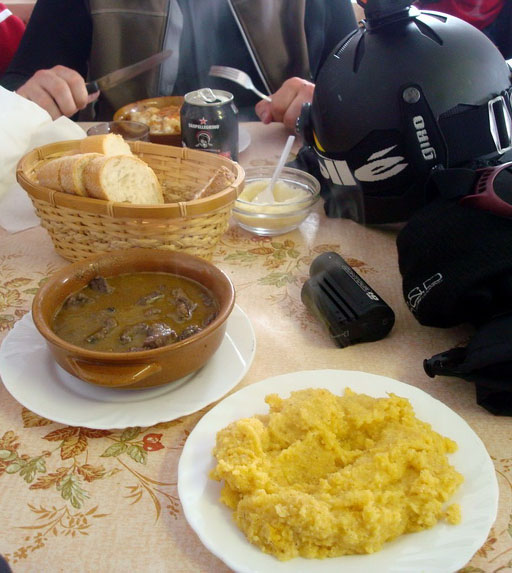 Die obligate Polenta mit Beilage und eine Lasagne
