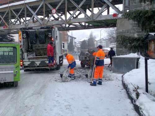 Wird auch Zeit... die Strassen in Zermatt sind teils gemeingefährlichst!
