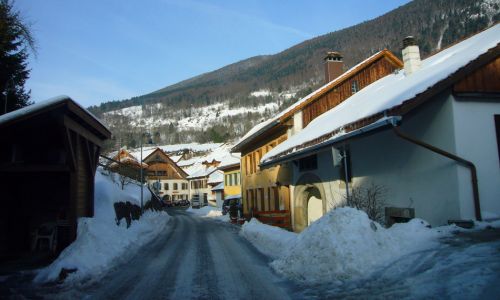 Ein schmuckes Dörfchen; es liegt viel Schnee hier oben

