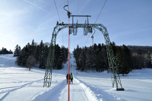Die erste Fahrt seit vier Jahren hier! [url=http://www.jacomet.ch/themen/skilift/album/thumbnails.php?album=7]Fotos vom März 2005 gibts auf dieser Seite[/url].
