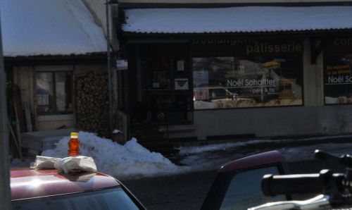 Mittagessen aus der lokalen Bäckerei auf dem Dorfparkplatz
