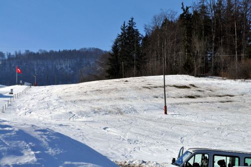 Der Schnee setzt dem Schlusshang schon arg zu...
