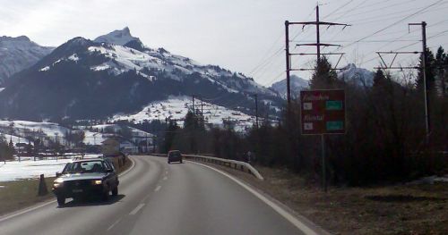 Kandertal - das Schild verheisst Gutes: Skilift offen! Auch das Wetter hält (noch) - der Föhn macht beste Arbeit.

